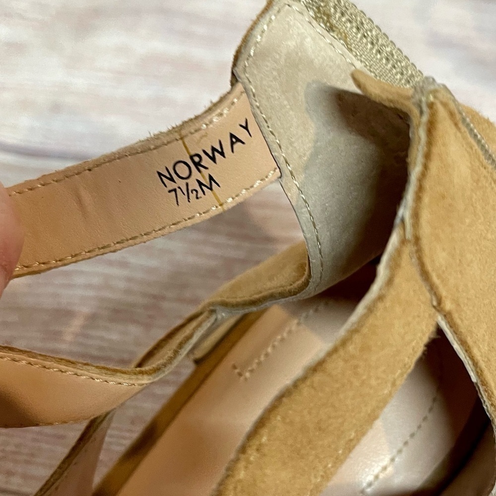 Tahari 'Norway' Sandals - Picture 6 of 6